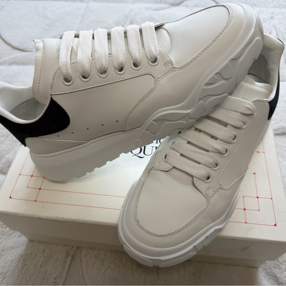 Like NEW! $649 Alexander McQueen Court White and Navy Blue Leather Sneakers 42 9